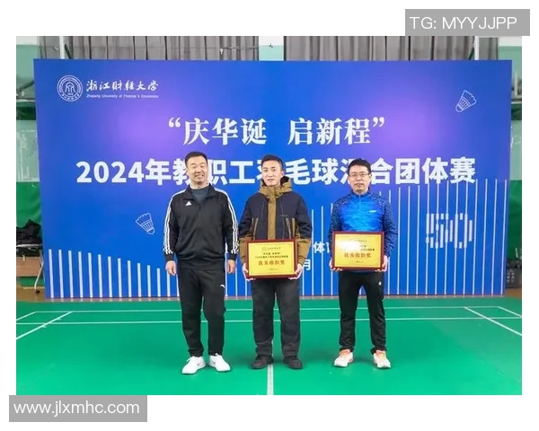 北京羽毛球队在世锦赛中的团队协作展现了团结拼搏的精神与实力 北京羽毛球队在世锦赛中的团队协作展现了团结拼搏的精神与实力